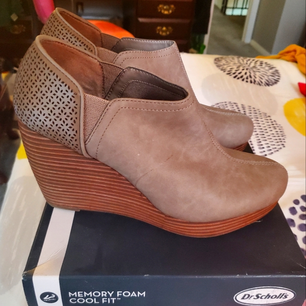 DR. SCHOLL WEDGE BOOTIES SIZE 10